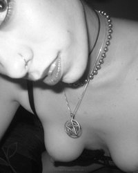 Сучка с хорошей попкой весьма откровенна 4 фотография Сучка с хорошей попкой весьма откровенна 4 фотография