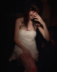 Очаровательная брюнетка с соблазнительными щелями 1 фотография Очаровательная брюнетка с соблазнительными щелями 1 фотография