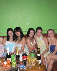 Встреча бывших однокурсниц в сауне 32 фотография