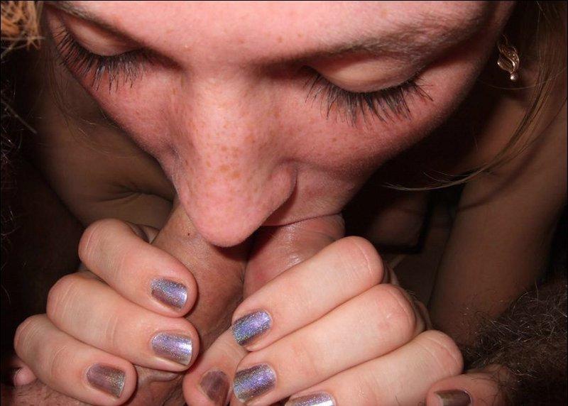 Опытная соска принимает в рот сразу два больших члена 6 фото