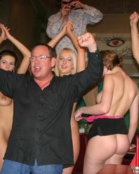 Развратные девки устроили групповуху в ночном клубе 3 фотография Развратные девки устроили групповуху в ночном клубе 3 фотография