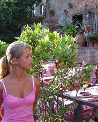 Румяная блондинка расслабляется голышом в номере 1 фотография Румяная блондинка расслабляется голышом в номере 1 фотография