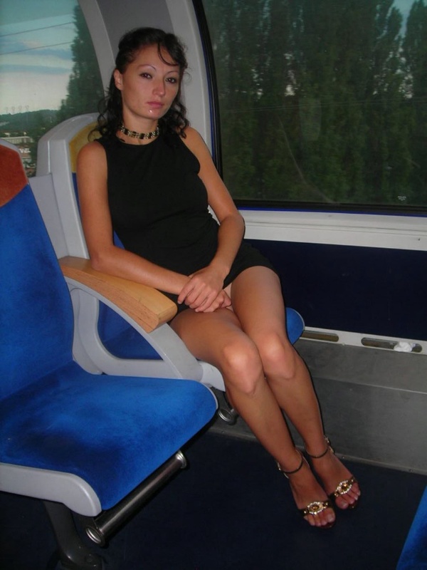 Брюнетка возбуждает своей зачетной задницей 1 фото