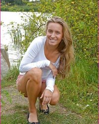 Девушка с роскошными волосами фоткается за городом 1 фотография Девушка с роскошными волосами фоткается за городом 1 фотография