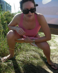 Брюнетка готовиться подставить партнеру дырки на пикнике 18 фотография Брюнетка готовиться подставить партнеру дырки на пикнике 18 фотография