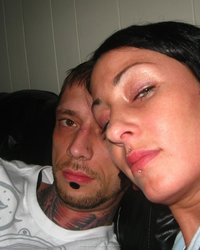 Татуированная леди трахает себя большим вибратором 23 фотография