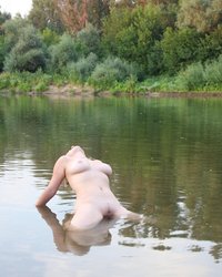 Дама с хорошими сиськами соблазняет на природе 4 фотография Дама с хорошими сиськами соблазняет на природе 4 фотография