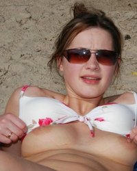 Изнемогающая от похоти дамочка подставляет свои дырки 1 фотография Изнемогающая от похоти дамочка подставляет свои дырки 1 фотография