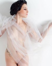 Шикарная брюнетка с прозрачной шалью 30 фотография Шикарная брюнетка с прозрачной шалью 30 фотография