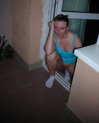 Деваха сует в пилотку все, что попадается ей под руку 25 фотография Деваха сует в пилотку все, что попадается ей под руку 25 фотография