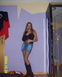 Маша мастурбирует зеленым вибратором 6 фотография