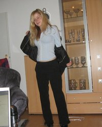 Парень снимает подружку, которая в ванной приводит себя в порядок 8 фотография Парень снимает подружку, которая в ванной приводит себя в порядок 8 фотография