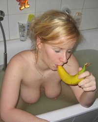 Парень снимает подружку, которая в ванной приводит себя в порядок 6 фотография Парень снимает подружку, которая в ванной приводит себя в порядок 6 фотография