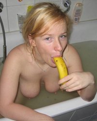 Парень снимает подружку, которая в ванной приводит себя в порядок 7 фотография Парень снимает подружку, которая в ванной приводит себя в порядок 7 фотография