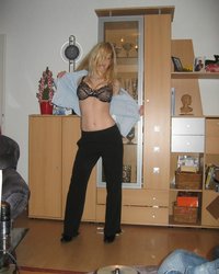 Парень снимает подружку, которая в ванной приводит себя в порядок 26 фотография Парень снимает подружку, которая в ванной приводит себя в порядок 26 фотография