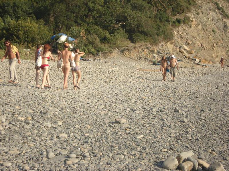 Нудисты отдыхают на пляже 1 фото