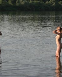 Мужик заснял семейную пару у реки 7 фотография Мужик заснял семейную пару у реки 7 фотография