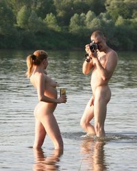 Мужик заснял семейную пару у реки 6 фотография Мужик заснял семейную пару у реки 6 фотография