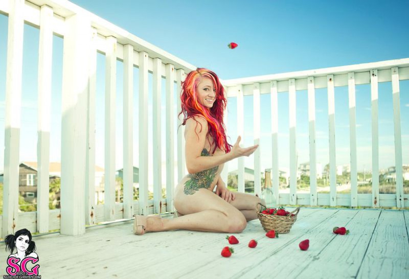 Красноволосая Лена разделась на балконе 7 фото