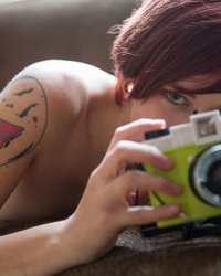 Элла взяла игрушечную камеру в качестве аксессуара 12 фотография Элла взяла игрушечную камеру в качестве аксессуара 12 фотография