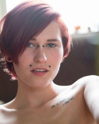 Элла взяла игрушечную камеру в качестве аксессуара 3 фотография Элла взяла игрушечную камеру в качестве аксессуара 3 фотография