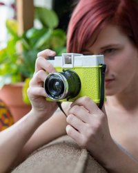 Элла взяла игрушечную камеру в качестве аксессуара 32 фотография Элла взяла игрушечную камеру в качестве аксессуара 32 фотография