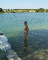 Бесстыдница загорает голой у реки 11 фотография Бесстыдница загорает голой у реки 11 фотография