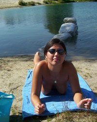 Бесстыдница загорает голой у реки 19 фотография Бесстыдница загорает голой у реки 19 фотография