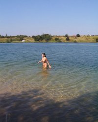 Бесстыдница загорает голой у реки 9 фотография Бесстыдница загорает голой у реки 9 фотография