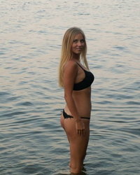 Ева позирует на речке 1 фотография Ева позирует на речке 1 фотография