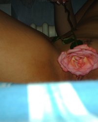 Деваха запихнула в пилотку расческу 3 фотография Деваха запихнула в пилотку расческу 3 фотография