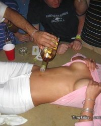 Клубные чиксы на тусовках с обнаженными сиськами 3 фотография Клубные чиксы на тусовках с обнаженными сиськами 3 фотография