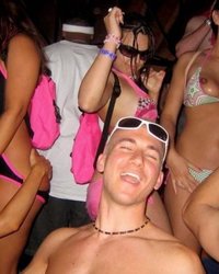 Клубные чиксы на тусовках с обнаженными сиськами 7 фотография Клубные чиксы на тусовках с обнаженными сиськами 7 фотография