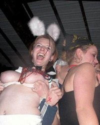 Клубные чиксы на тусовках с обнаженными сиськами 10 фотография Клубные чиксы на тусовках с обнаженными сиськами 10 фотография