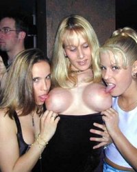 Клубные чиксы на тусовках с обнаженными сиськами 15 фотография Клубные чиксы на тусовках с обнаженными сиськами 15 фотография