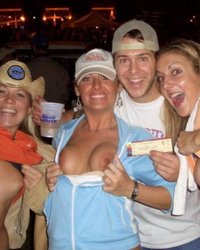 Девушки на вечеринке выпили лишнего и на сцене засветили упругими сиськами 11 фотография Девушки на вечеринке выпили лишнего и на сцене засветили упругими сиськами 11 фотография