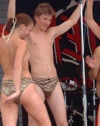 Пьяные бабы на вечеринках светят своими сиськами 6 фотография Пьяные бабы на вечеринках светят своими сиськами 6 фотография