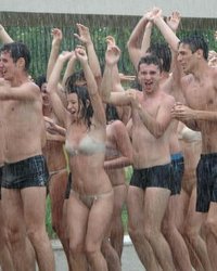 Пьяные бабы на вечеринках светят своими сиськами 5 фотография Пьяные бабы на вечеринках светят своими сиськами 5 фотография