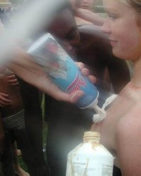 Пьяные бабы на тусовках показывают обнаженные тела 4 фотография Пьяные бабы на тусовках показывают обнаженные тела 4 фотография