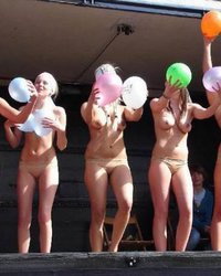 Пьяные бабы на тусовках показывают обнаженные тела 7 фотография Пьяные бабы на тусовках показывают обнаженные тела 7 фотография