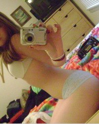 Студентки с обнаженными сиськами делают селфи перед камерой 13 фотография