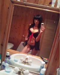 Студентки с обнаженными сиськами делают селфи перед камерой 8 фотография