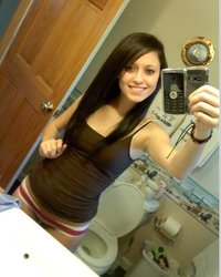 Студентки с обнаженными сиськами делают селфи перед камерой 14 фотография