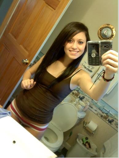 Студентки с обнаженными сиськами делают селфи перед камерой 14 фото