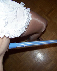 Развратная худышка перед камерой дрочит пизду шваброй 14 фотография Развратная худышка перед камерой дрочит пизду шваброй 14 фотография