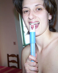 Развратная худышка перед камерой дрочит пизду шваброй 20 фотография Развратная худышка перед камерой дрочит пизду шваброй 20 фотография