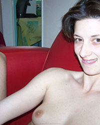 Развратная худышка перед камерой дрочит пизду шваброй 9 фотография Развратная худышка перед камерой дрочит пизду шваброй 9 фотография