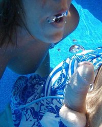 Молодуха в бассейне светит обнаженным телом и отсасывает парню под водой 9 фотография Молодуха в бассейне светит обнаженным телом и отсасывает парню под водой 9 фотография