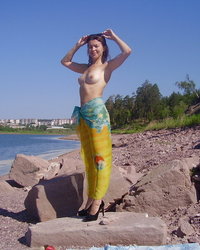 Мамаша на скалистом берегу показывает стриптиз 12 фотография Мамаша на скалистом берегу показывает стриптиз 12 фотография