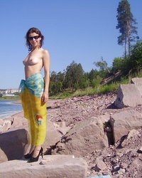 Мамаша на скалистом берегу показывает стриптиз 11 фотография Мамаша на скалистом берегу показывает стриптиз 11 фотография